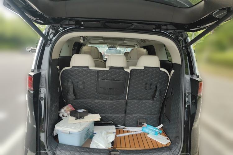 Used Denza D9 2024 DM-i 980 Four-Wheel Drive Prestige Model Trunk