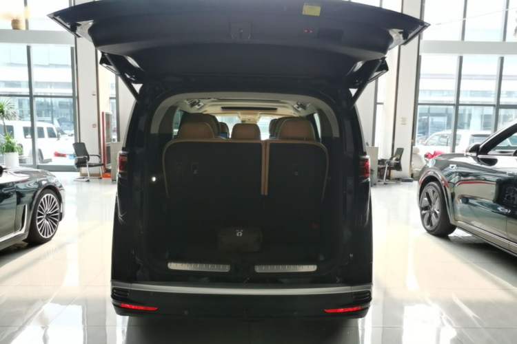 Used Denza D9 2024 DM-i 980 Four-Wheel Drive Prestige Model Trunk