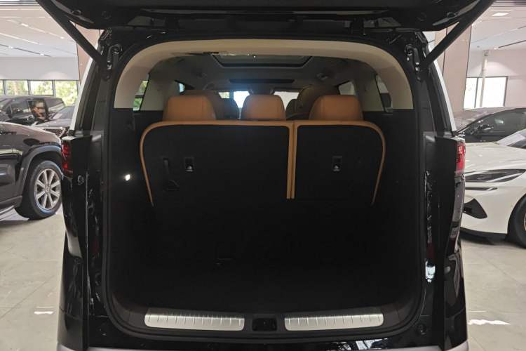 Used Denza D9 2024 DM-i 1050 Luxury Model Trunk