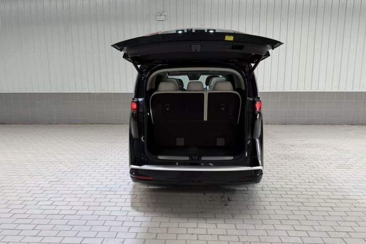Used Denza D9 2024 DM-i 980 Four-Wheel Drive Flagship Model Trunk