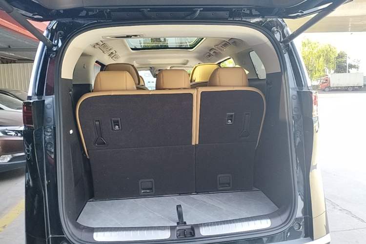 Used Denza D9 2024 DM-i 980 Four-Wheel Drive Flagship Model Trunk