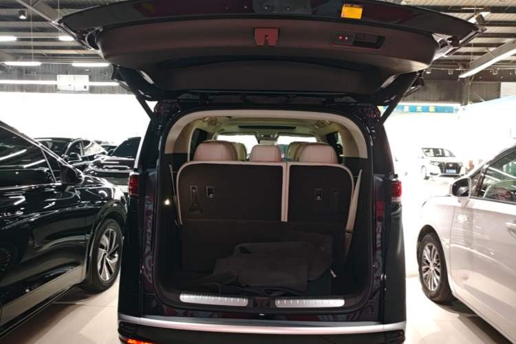 Used Denza D9 2024 DM-i 980 Four-Wheel Drive Prestige Model Trunk