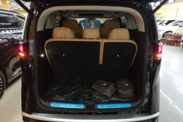 Used Denza D9 2024 DM-i 980 Four-Wheel Drive Prestige Model Trunk