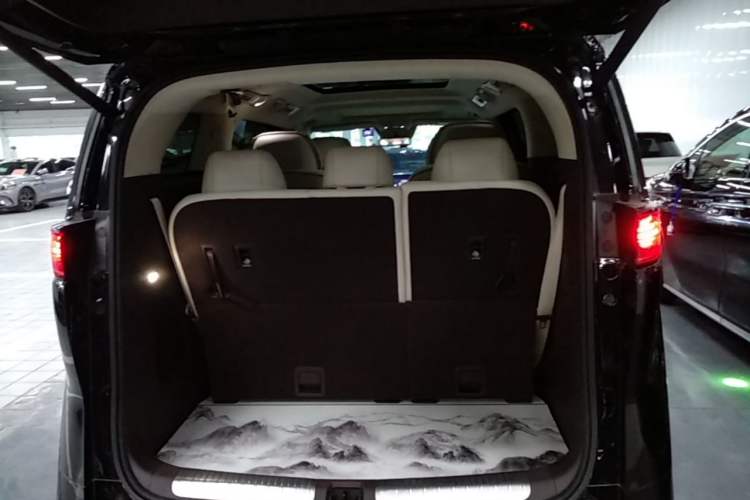 Used Denza D9 2024 DM-i 980 Four-Wheel Drive Flagship Model Trunk