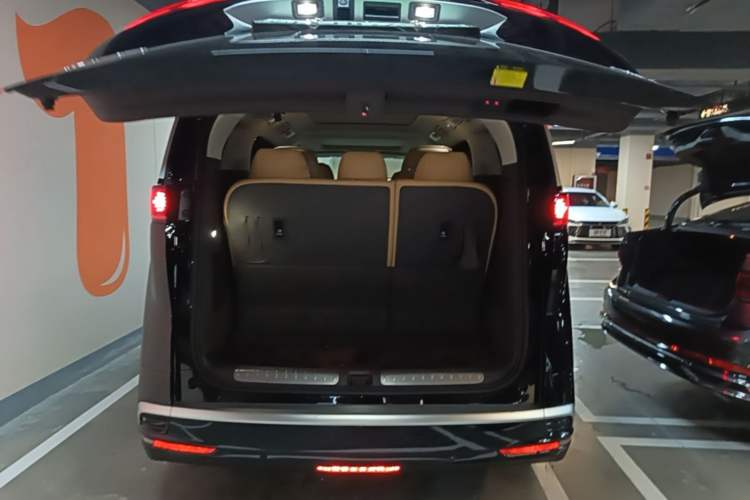 Used Denza D9 2024 DM-i 980 Four-Wheel Drive Prestige Model Trunk