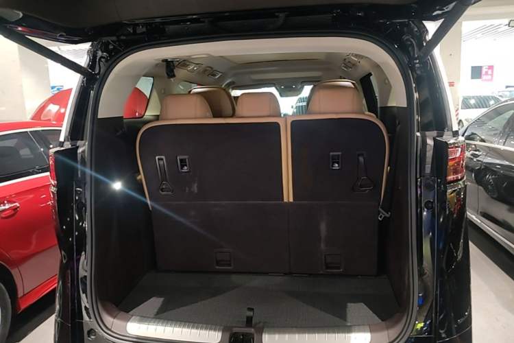 Used Denza D9 2024 DM-i 1050 Luxury Model Trunk