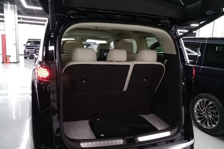 Used Denza D9 2024 DM-i 980 Four-Wheel Drive Flagship Model Trunk