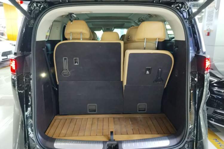 Used Denza D9 2024 DM-i 980 Four-Wheel Drive Prestige Model Trunk