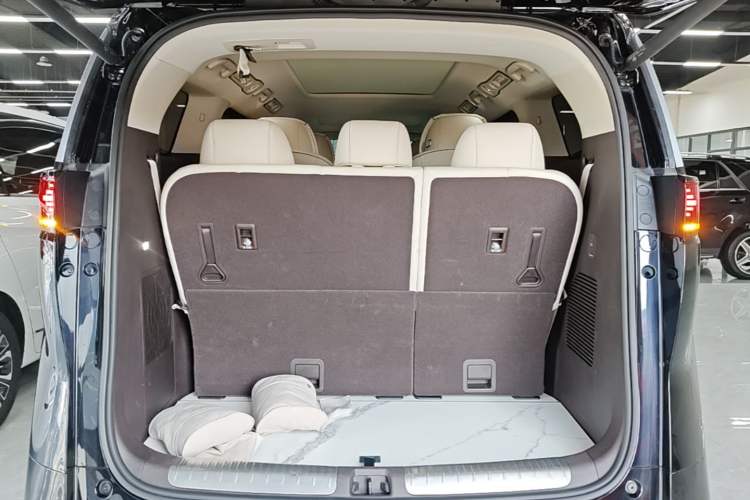 Used Denza D9 2024 DM-i 980 Four-Wheel Drive Prestige Model Trunk