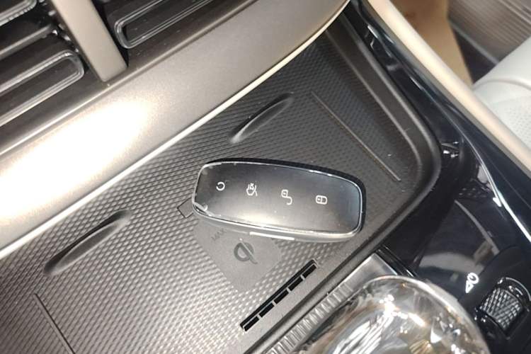 Used Denza D9 2024 DM-i 980 Four-Wheel Drive Prestige Model Vehicle Key