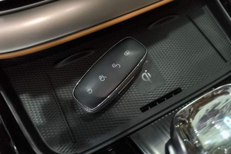 Used Denza D9 2024 DM-i 980 Four-Wheel Drive Prestige Model Vehicle Key
