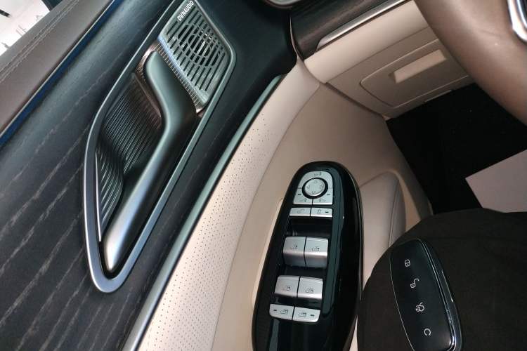 Used Denza D9 2024 DM-i 980 Four-Wheel Drive Prestige Model Vehicle Key