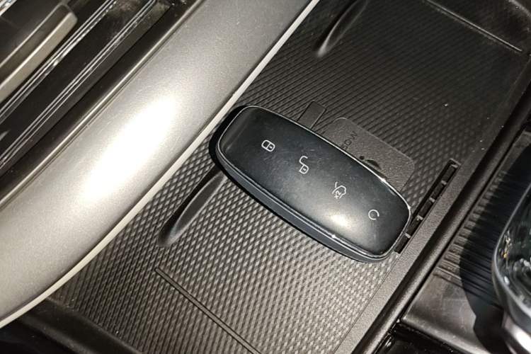 Used Denza D9 2024 DM-i 980 Four-Wheel Drive Prestige Model Vehicle Key