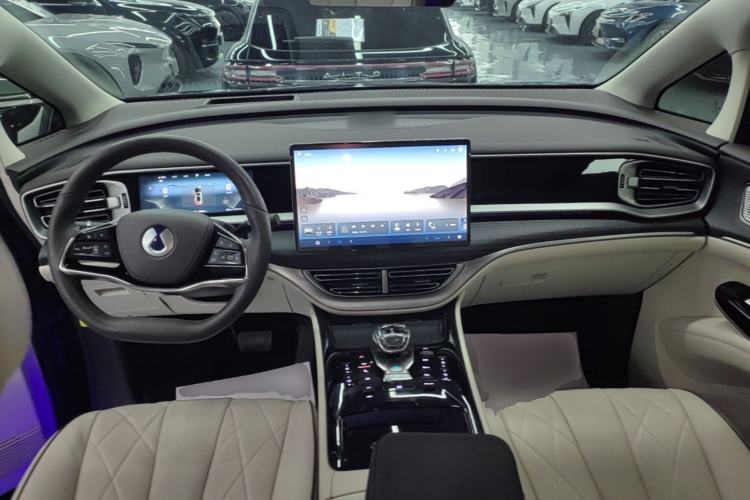 Used Denza D9 2024 DM-i 980 Four-Wheel Drive Prestige Model Center Console