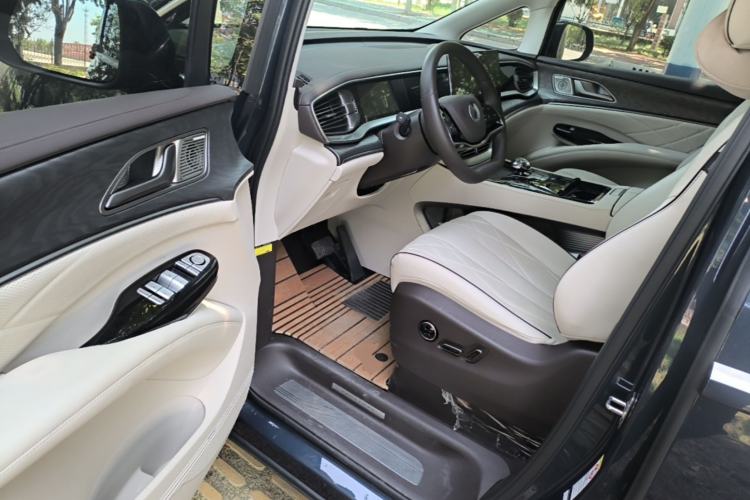 Used Denza D9 2024 DM-i 1050 Luxury Model Driver Seat