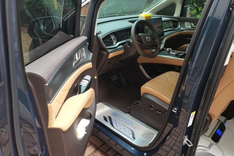 Used Denza D9 2024 DM-i 1050 Luxury Model Driver Seat