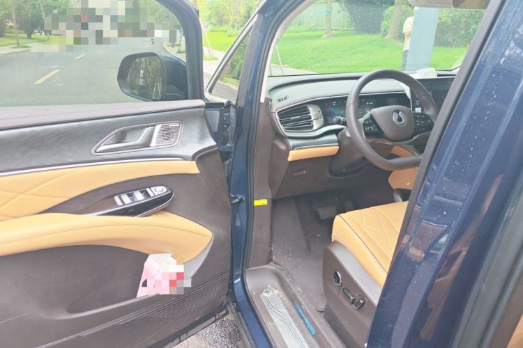 Used Denza D9 2024 DM-i 1050 Luxury Model Driver Seat
