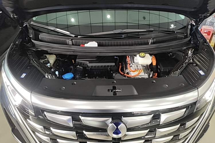 Used Denza D9 2024 DM-i 980 Four-Wheel Drive Flagship Model Engine Bay