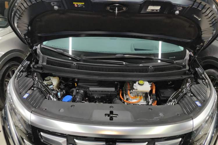 Used Denza D9 2024 DM-i 980 Four-Wheel Drive Flagship Model Engine Bay