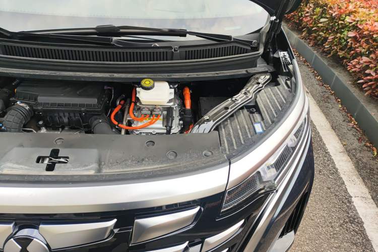 Used Denza D9 2024 DM-i 980 Four-Wheel Drive Flagship Model Engine Bay Left