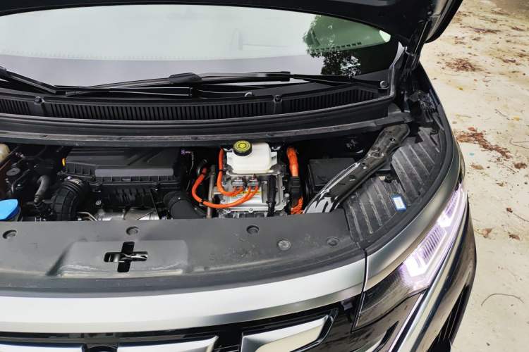 Used Denza D9 2024 DM-i 980 Four-Wheel Drive Flagship Model Engine Bay Left