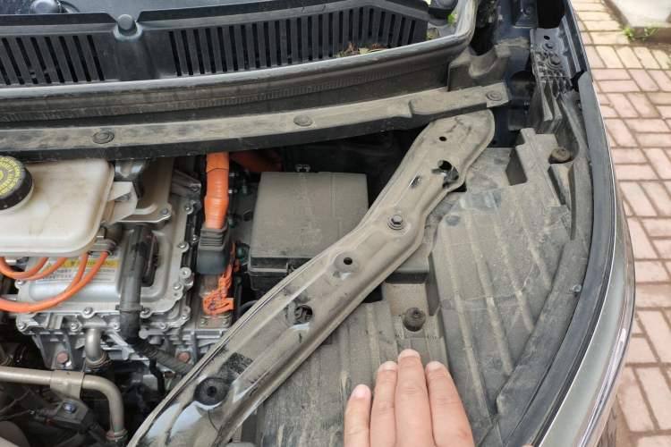 Used Denza D9 2024 DM-i 1050 Luxury Model Engine Bay Left