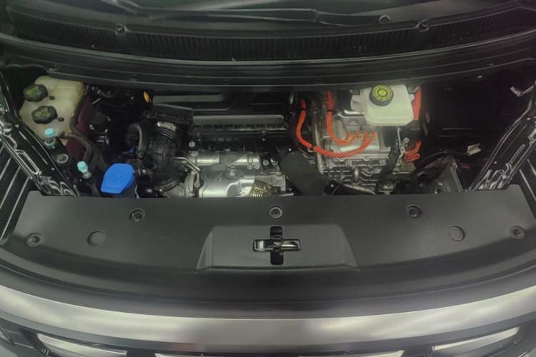 Used Denza D9 2024 DM-i 980 Four-Wheel Drive Prestige Model Engine Bay