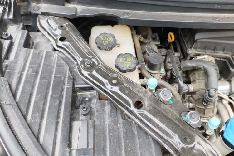 Used Denza D9 2024 DM-i 1050 Luxury Model Engine Bay Right