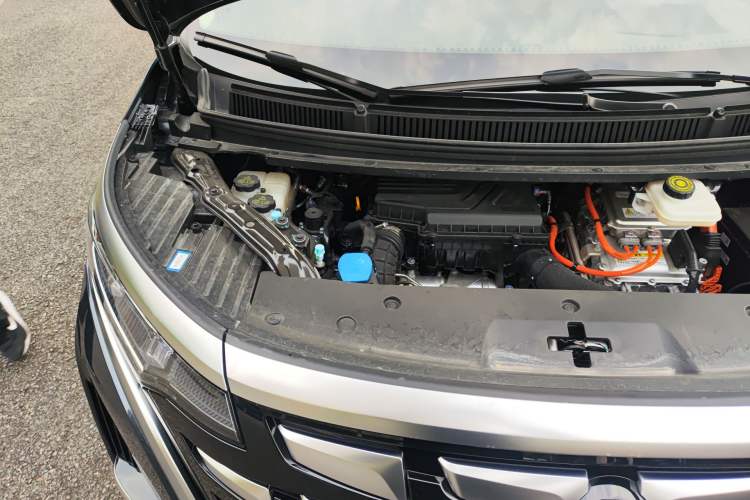 Used Denza D9 2024 DM-i 980 Four-Wheel Drive Flagship Model Engine Bay Right