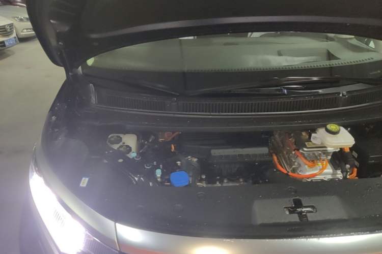 Used Denza D9 2024 DM-i 980 Four-Wheel Drive Prestige Model Engine Bay Right