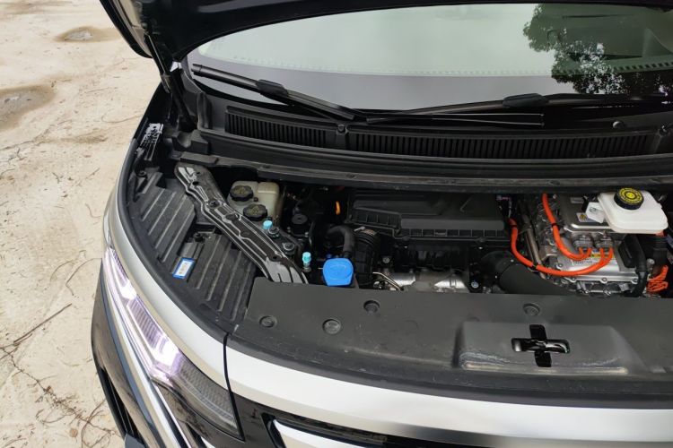 Used Denza D9 2024 DM-i 980 Four-Wheel Drive Flagship Model Engine Bay Right