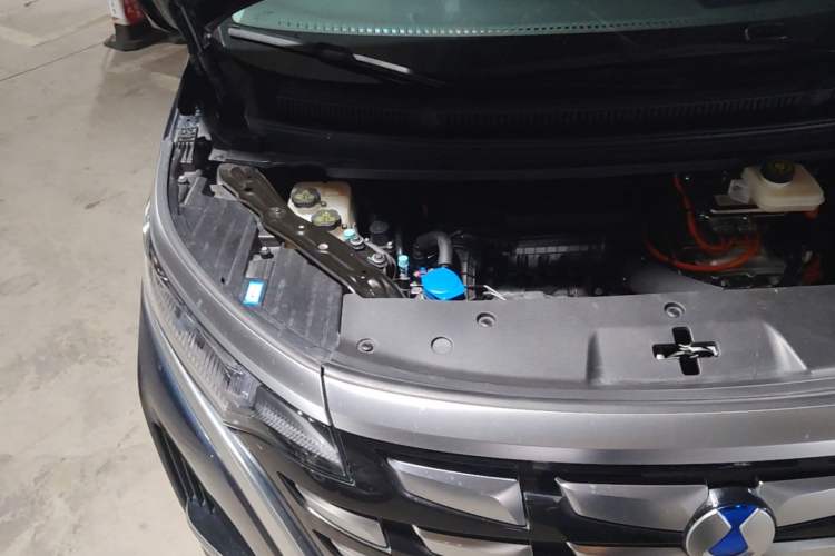 Used Denza D9 2024 DM-i 980 Four-Wheel Drive Flagship Model Engine Bay Right