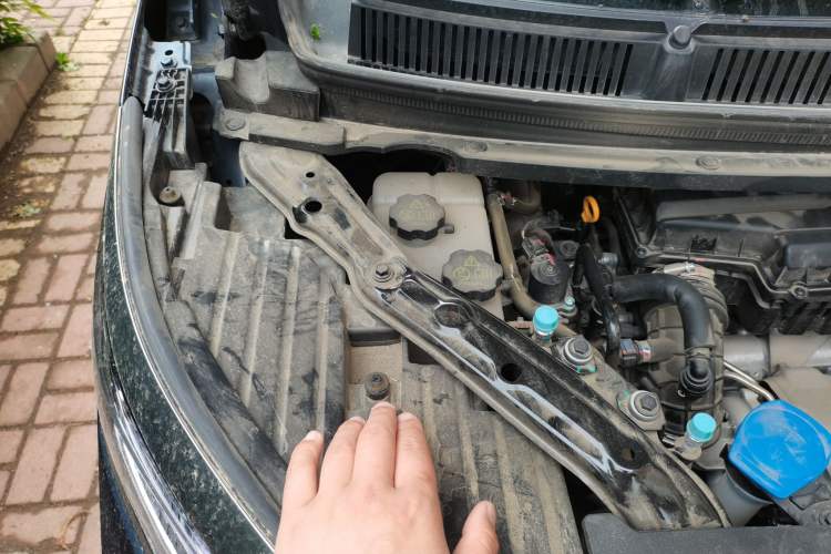 Used Denza D9 2024 DM-i 1050 Luxury Model Engine Bay Right
