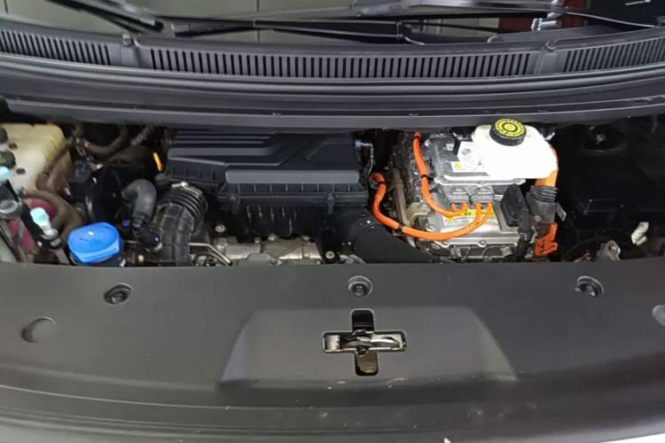 Used Denza D9 2024 DM-i 980 Four-Wheel Drive Prestige Model Engine Bay