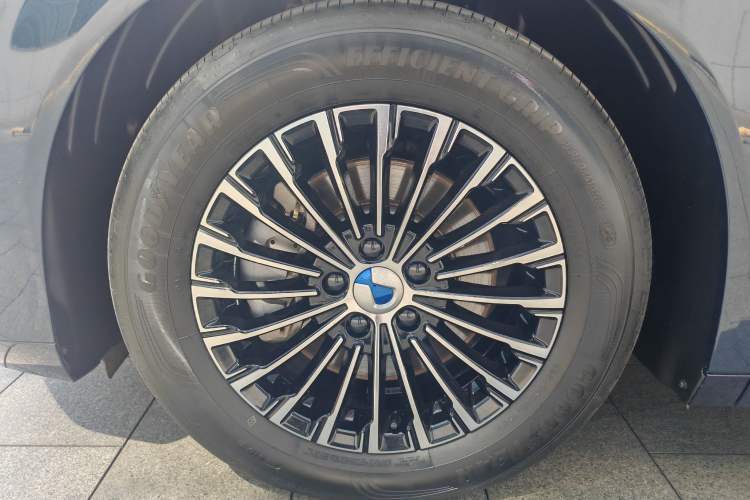 Used Denza D9 2024 DM-i 980 Four-Wheel Drive Prestige Model Exterior 9