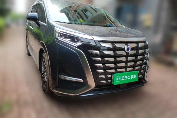 Used Denza D9 2024 DM-i 1050 Luxury Model Front Right 45 Deg