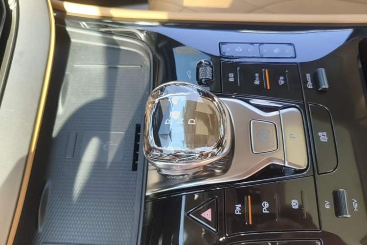 Used Denza D9 2024 DM-i 980 Four-Wheel Drive Flagship Model Gear Lever