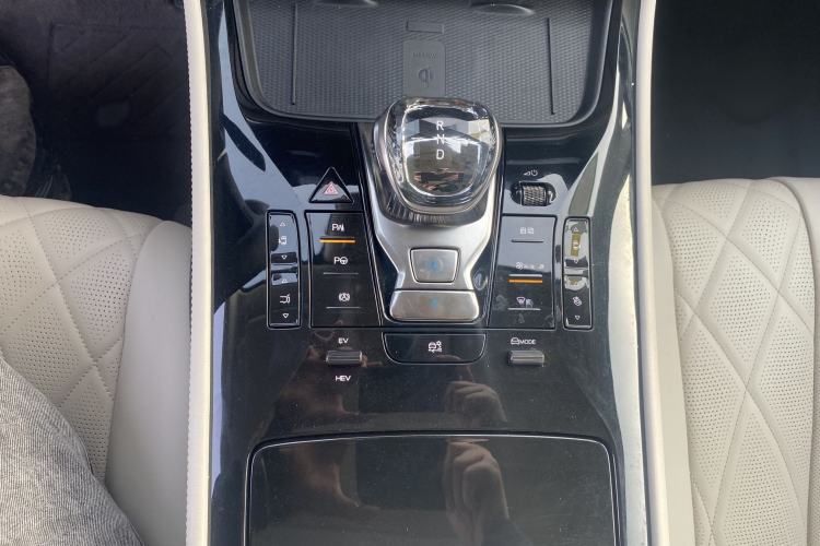 Used Denza D9 2024 DM-i 980 Four-Wheel Drive Flagship Model Interior 2