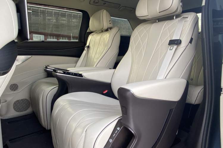 Used Denza D9 2024 DM-i 980 Four-Wheel Drive Flagship Model Interior 4