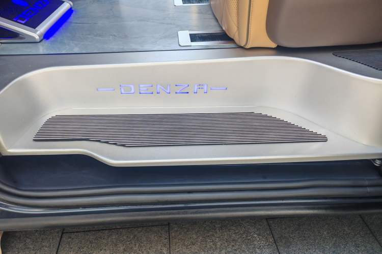 Used Denza D9 2024 DM-i 980 Four-Wheel Drive Prestige Model Interior 6