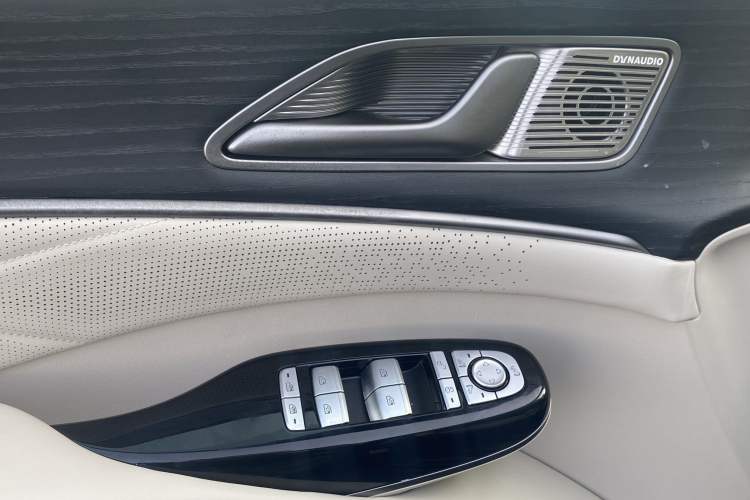 Used Denza D9 2024 DM-i 980 Four-Wheel Drive Flagship Model Interior 6