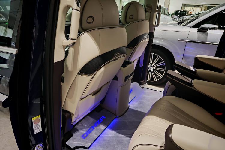 Used Denza D9 2024 DM-i 980 Four-Wheel Drive Prestige Model Interior 8