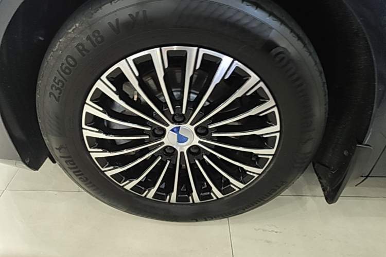 Used Denza D9 2024 DM-i 980 Four-Wheel Drive Flagship Model Left Front Wheel Hub