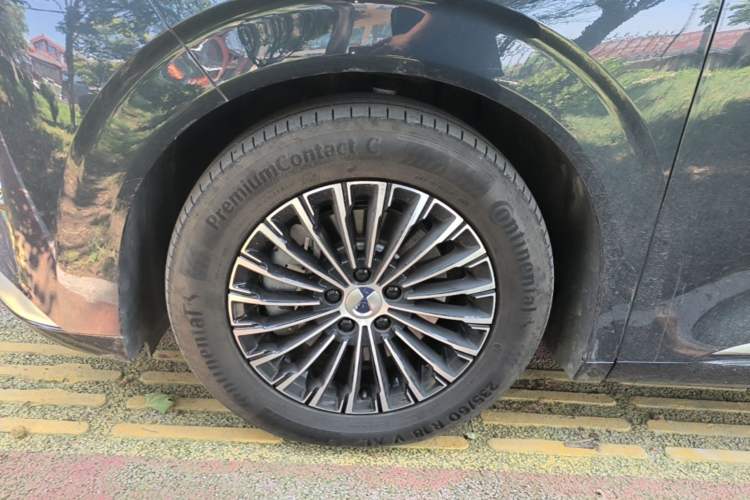 Used Denza D9 2024 DM-i 1050 Luxury Model Left Front Wheel Hub