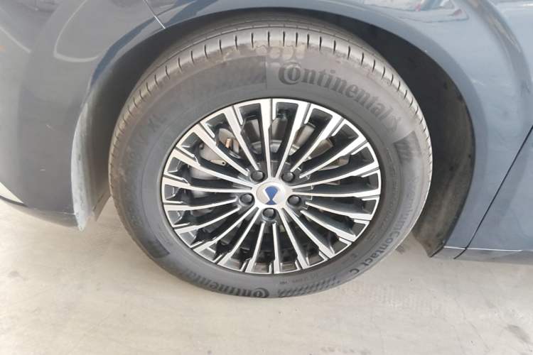 Used Denza D9 2024 DM-i 980 Four-Wheel Drive Flagship Model Left Front Wheel Hub