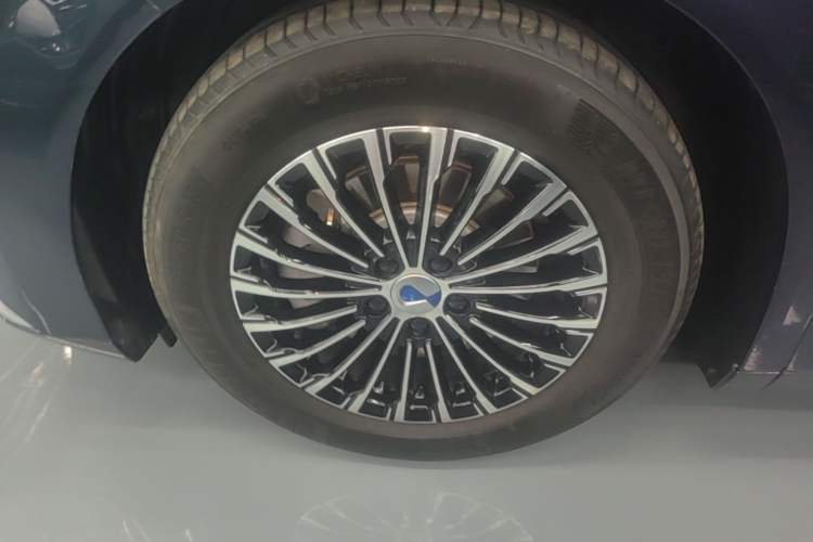 Used Denza D9 2024 DM-i 980 Four-Wheel Drive Prestige Model Left Front Wheel Hub