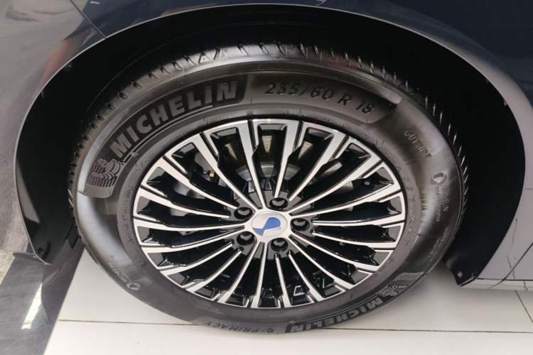 Used Denza D9 2024 DM-i 980 Four-Wheel Drive Flagship Model Left Front Wheel Hub
