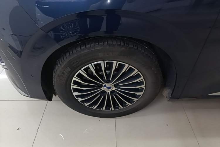 Used Denza D9 2024 DM-i 980 Four-Wheel Drive Prestige Model Left Front Wheel Hub