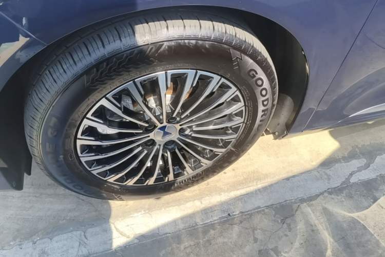 Used Denza D9 2024 DM-i 980 Four-Wheel Drive Flagship Model Left Front Wheel Hub