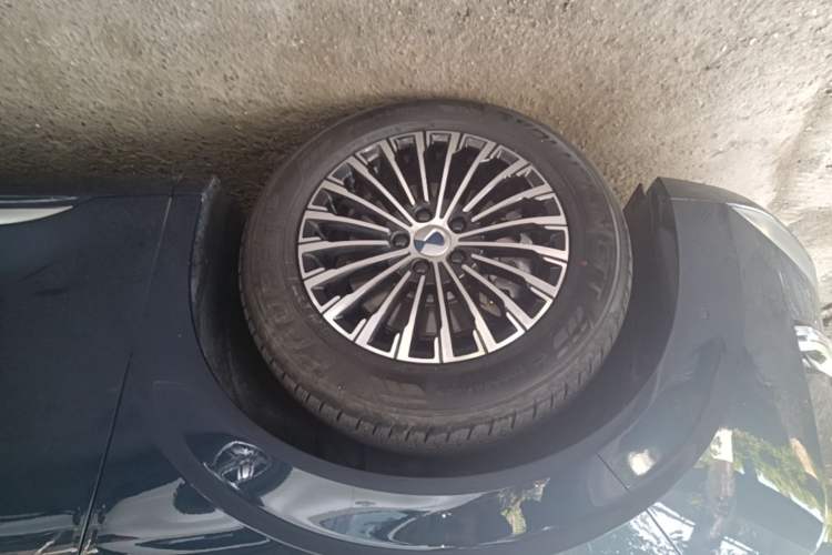 Used Denza D9 2024 DM-i 980 Four-Wheel Drive Flagship Model Left Front Wheel Hub